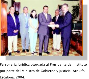 Entrega de la personería jurídica a los fundadores del ICPDP en el mes de julio de 2004, por parte del ministro de gobierno y justicia Arnulfo Escalona