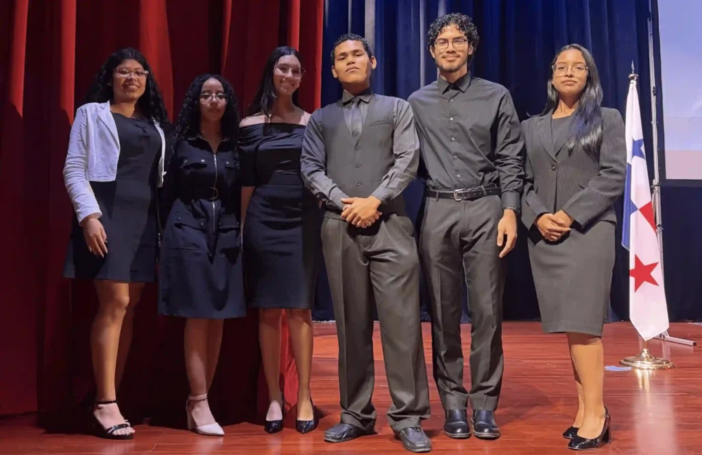 Foto del grupo de estudiantes ganadores del segundo lugar en el XX Concurso de Semilleros de Derecho Procesal 2026