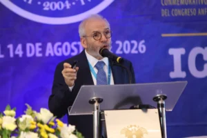 Fotografía del Dr. Jaime Orlando Santofimio Gamboa, Profesor Emérito de Derecho Administrativo Universidad Externado de Colombia, durante el XXI Congreso Panameño de Derecho Procesal