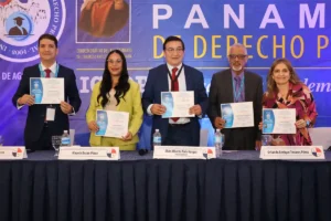 Fotografía de una de las mesas de debate del XXI Congreso Panameño de Derecho Procesal 2026